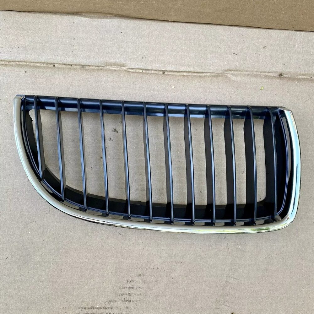2006-08 BMW 3-SERIES|E90|E91 PASSENGER SIDE (RH) GRILLE CHR/BLK (SDN/WGN)—NEW
